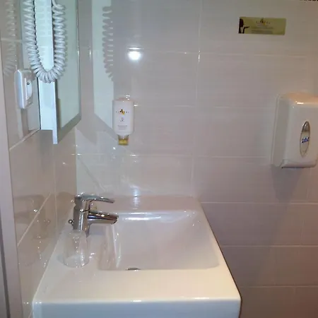 Cit'hotel Du Port Rhu 2*